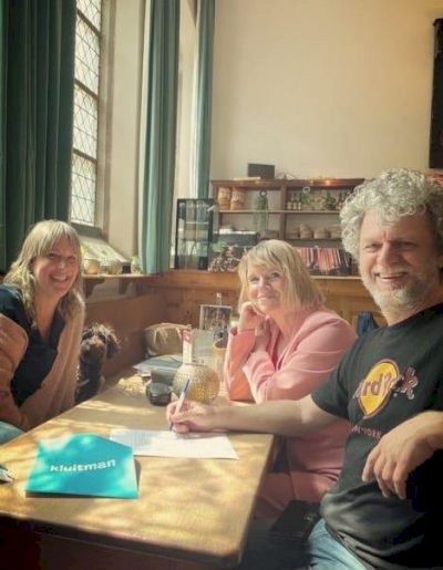 Jeroen Windmeijer met Meike Poortman en Mariska Budding van Kluitman